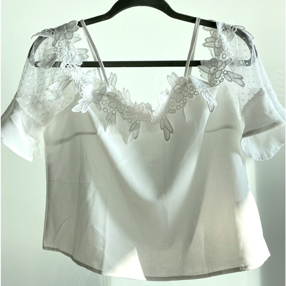 White summer top, lace sleeves, off shoulder, embroidered flowers Size L NWOT - Picture 3 of 11